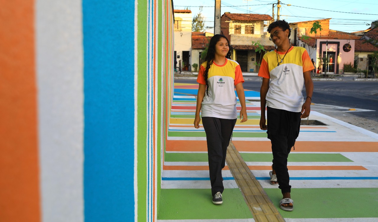 estudantes caminhando na calçada renovada pelo programa caminhos da escola